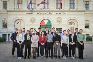 LC_Csoportkép az NKE főbejárata előtt